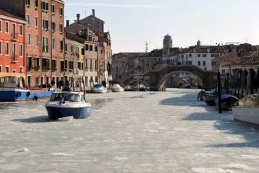 Los canales de Venecia se hielan en víspera del Carnaval